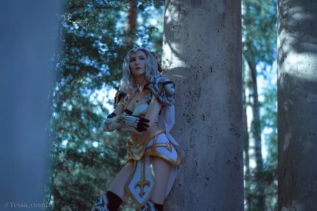 Косплеер Tessa cosplay предстала в образе дренейки из World of Warcraft.