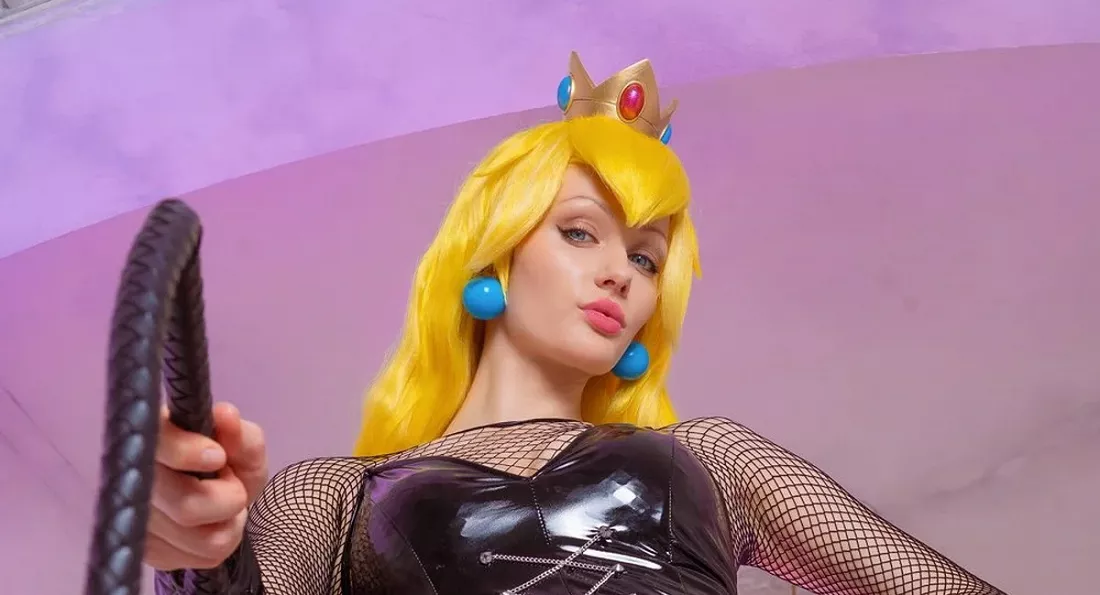 Модель предстала в образе доминантной принцессы Пич из игры Nintendo