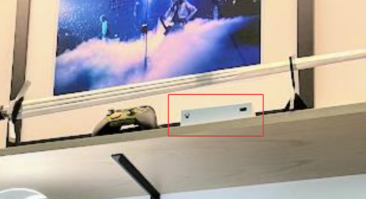 На полке у Фила Спенсера предположительно был обнаружен облачный Xbox Keystone