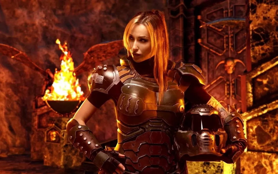 Модель предстала в образе женской версии Думгая из Doom Eternal
